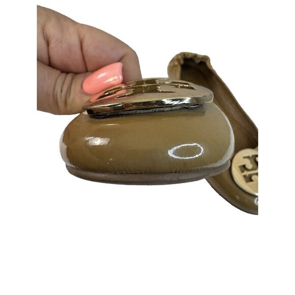 Tory Burch Reva Tan Patent Ballet Flats 8.5 Gold Logo Chic Luxe Classic Spot - Picture 13 of 16